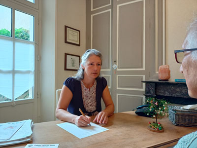 Photo de Sandrine Baré Loyer en consultation de naturopathie et psychologie