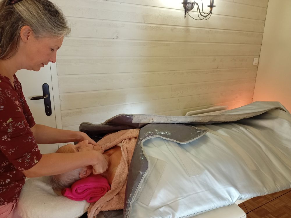 Photo séance d'enveloppement chaud similaire au sauna sans les risques sur le coeur ou la circulation