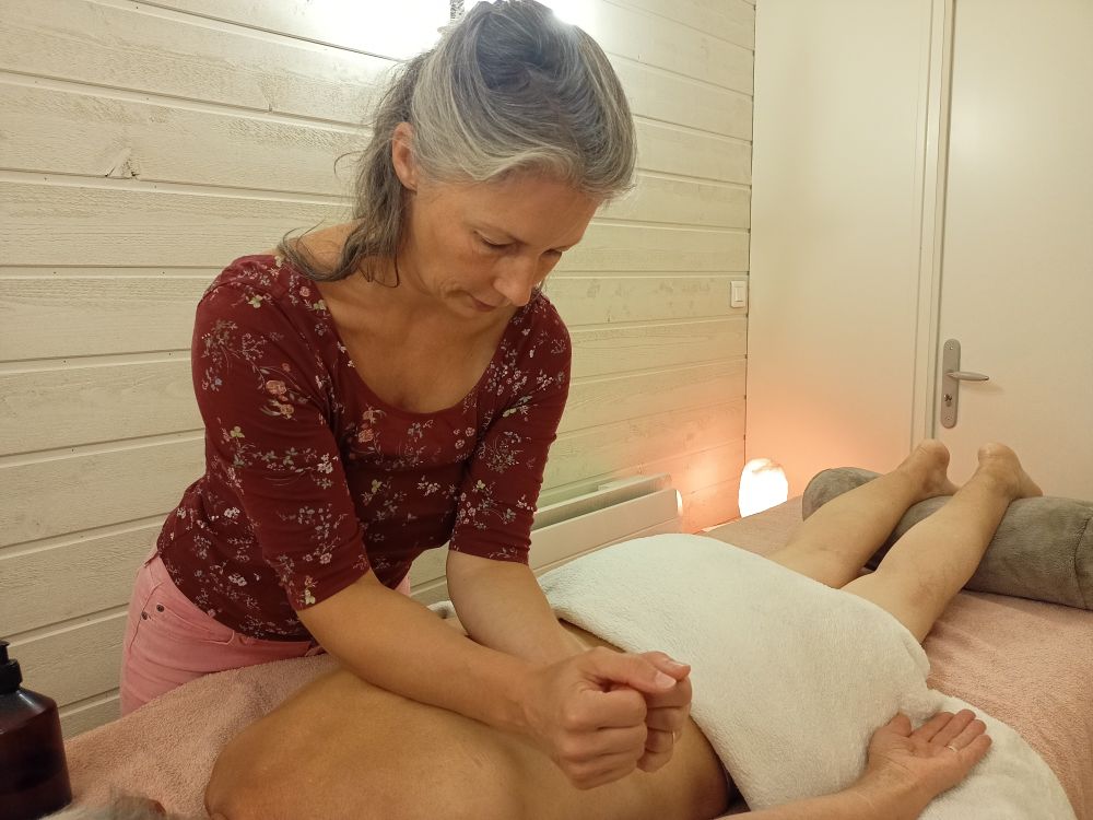 Photo Sandrine Baré Loyer en séance de massage aux huiles essentielles bio