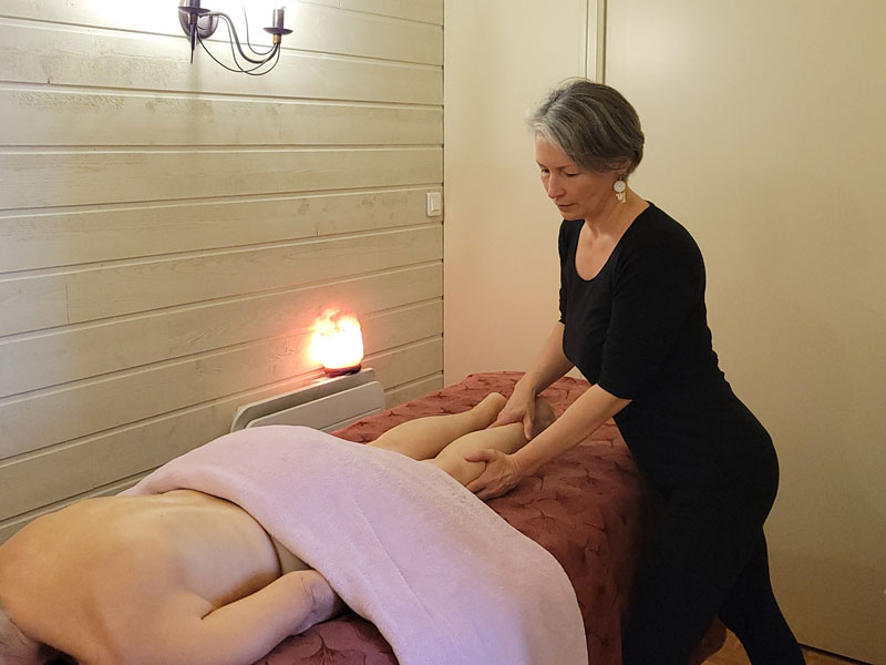 Photo Sandrine Bare Loyer en cours de massage thérapeutique aux huiles essentielles
